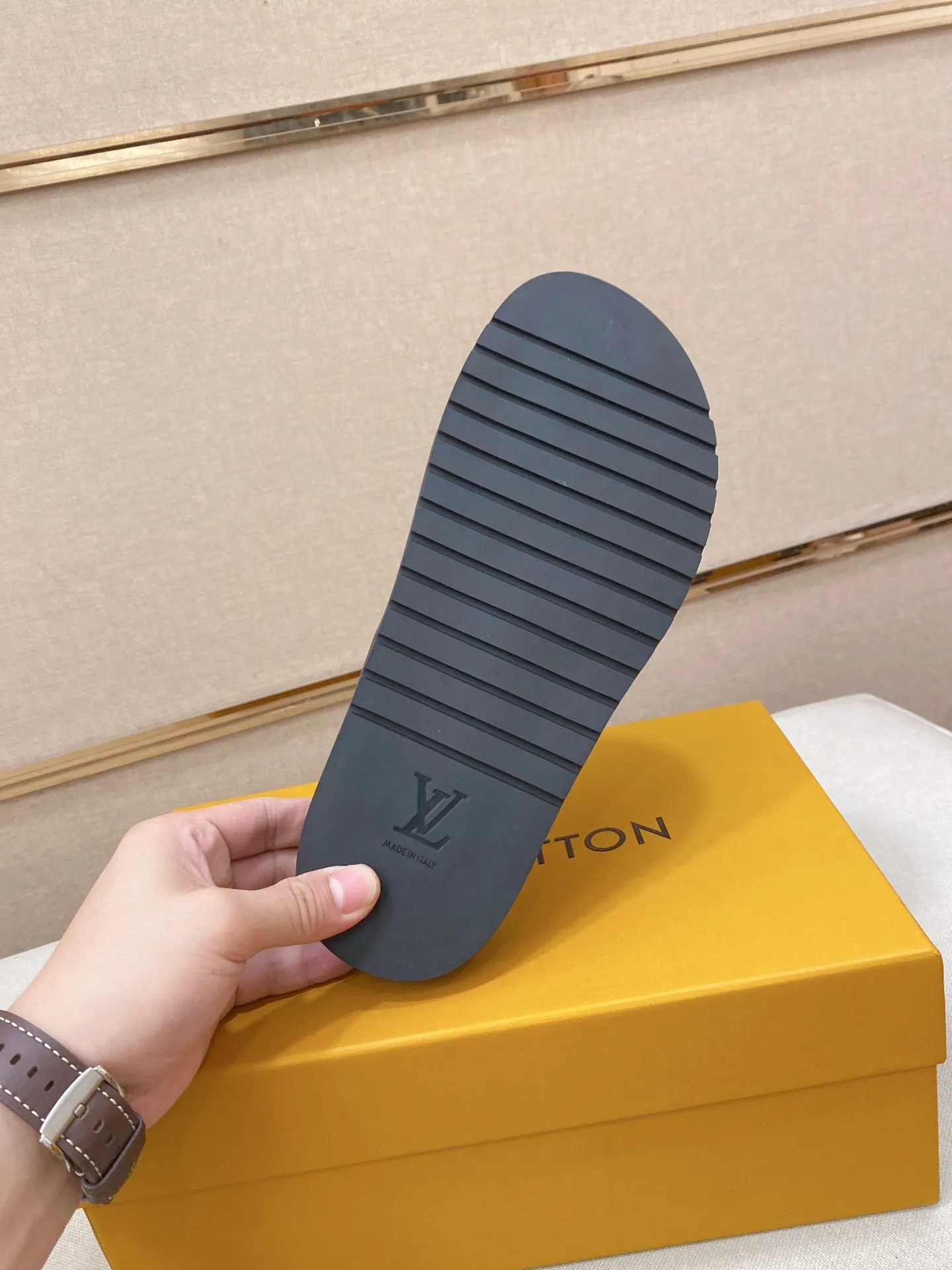 Men's shoes 💰: 340💰Made by LV🔍Top purchasing agents. Men's spring and summer slippers are available at the same counter. The uppers are imported cowhide from Italy, with logo graphics and high-quality craftsmanship. Soles: original soles specially provided by the original factory. Exclusive movable molded soles are super comfortable. Original goods follow orders. 🔍🔍High quality. You can enter and exit the counter at will. Welcome to compare. Size 38-44.